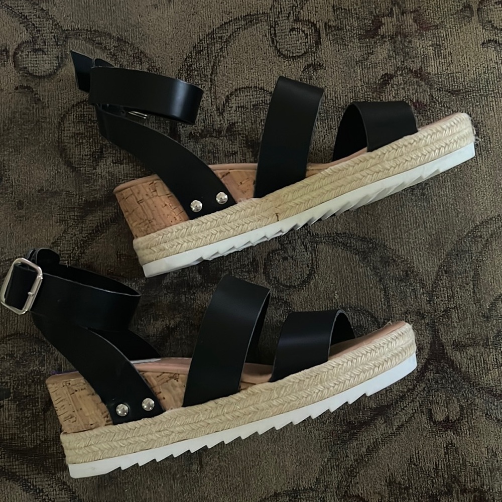 New never worn. Steve Madden espadrille sandal. Ladies size 8.5.